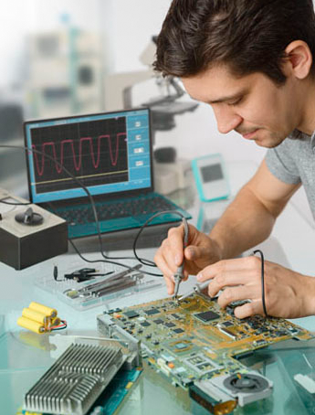 profissional fazendo placas eletronicas na mesa