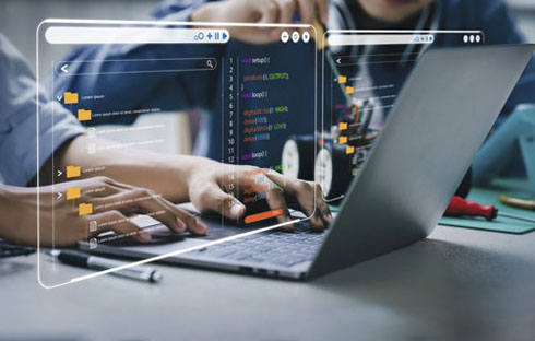 programador codando firmware de um robô em um nootebook