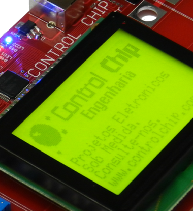 Fabricante de placas eletrônicas com ontagem sendo feita por um homem